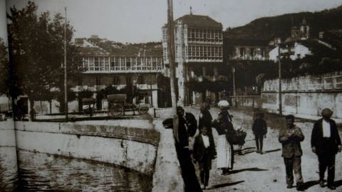 La viveirense plaza de Lugo en 1920, un año después de superar la gripe que se cobró 118 vidas en un octubre fatídico, asi como en noviembre y principios de diciembre