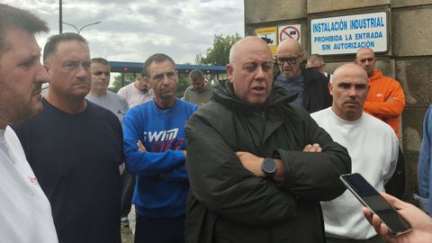 El delegado sindical de Prosegur, en el centro, arropado por el secretario comarcal de la Federaci�n de Industria de CC.OO. y el secretario de CIG-Industria de Ferrol