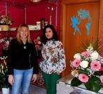 Ana Verger, de negro y vaqueros, con su socia Florencia. 