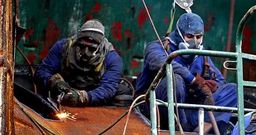 Operarios de Factora Naval trabajando en la reparacin de un barco en las vas del astillero marinense el pasado invierno. 