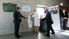 El conselleiro de Sanidade, Julio Garc�a Comesa�a, y el gerente del �rea sanitaria de Pontevedra, Jos� Ram�n G�mez, ante la placa que conmemora los 125 a�os del Hospital Provincial