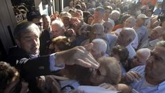 Cientos de pensionistas se agolpan frente a una sucursal bancaria durante el corralito.