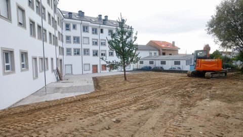 En la parte trasera del edificio ya se est trabajando en una parcela que se convertir en una zona verde de uso comn, para todas las viviendas, con columpios y barbacoa