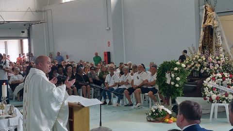 La misa celebrada en la lonja nueva de Ribeira en honor a la Virgen del Carmen.