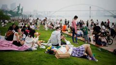Vecinos de Shangh�i disfrutan en un parque de la relajaci�n de las restricciones