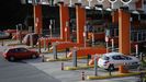 Vehculos accediendo ayer a las cabinas de peaje, ya con los nuevos precios.
