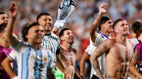 Leo Messi, en el centro de la imagen, celebra el pase a semifinales de Argentina.