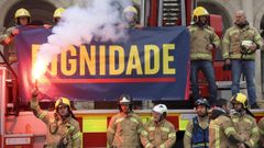 Una concentraci�n de los Bomberos de Ferrol tras el incendio en Recimil