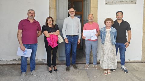 Representantes de PSOE y BNG tras firmar un acuerdo para una mocin de censura en Viana do Bolo