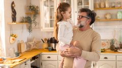 Un padre con su hija