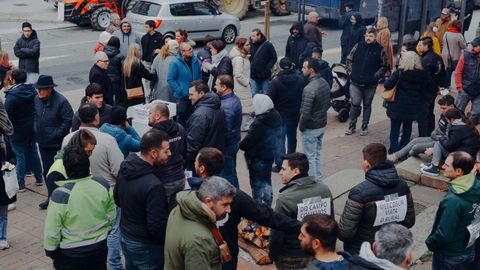 Grupo de ganaderos concentrados fren a la Subdelegaci�n del Gobierno