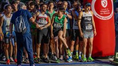 David de la Fuente (dorsal n�mero 317) e Denis Incutti (104), na li�a de sa�da da Carreira Nocturna Concello de Vilagarc�a-Campionato Xunta de Galicia 10K momentos antes de arrincar a proba.