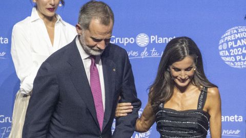 El Rey Felipe y la Reina Letizia a su salida de la Gala de entrega del 73 premio Planeta de Novela