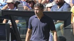 El t�cnico del M�laga, Juanfran Funes, tras el partido ante el Celta en Bala�dos.