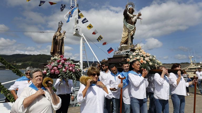 La procesi�n mar�tima, en imagen de archivo, es uno de los actos m�s destacados de las fiestas de Celeiro, en Viveiro