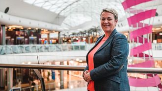 Una evacuaci�n �ordenada y fluida�. La gerente de Marineda City, Purificaci�n Berdejo, ayer, en el centro comercial, recuerda c�mo el 28 de abril del 2025 pusieron a disposici�n de los vecinos sus instalaciones para posibles emergencias, como las bater�as el�ctricas para cargar respiradores de ox�geno.