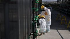 Trabajadores operando en uno de los reactores de Fukushima