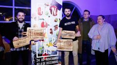 Los ganadores del certamen Pontedetapas 2022, El Cafet�n y Gumer, con la concejala de Promoci�n Econ�mica, Yoya Blanco 