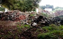La entidad dispone de fotograf�as con acumulaciones del escombros junto al cace del r�o.