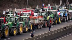 Las protestas de los agricultores franceses (en la imagen, cortando lo accesos a Pars) se han extendido por toda Europa