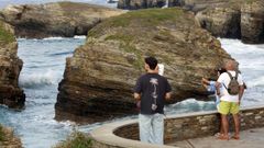 Visitantes en As Catedrais, con marea alta
