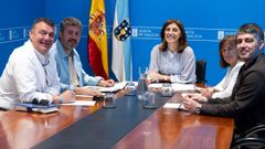 Reunin del alcalde Outes, Francisco Calo, y responsables municipales con la conselleira ngeles Vzquez