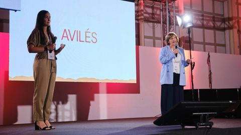 La alcaldesa de Avil�s, Mariv� Monteser�n, y la directora de I+D+i de Sialtr�nica, Lorena Turrado, durante el encuentro anual de alcaldes y alcaldesas con la innovaci�n de la Red Innpulso.