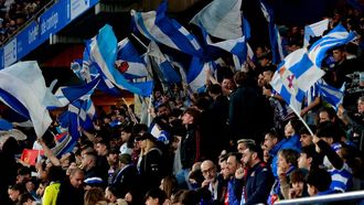 Aficionados del D�por animando a su equipo en el estadio