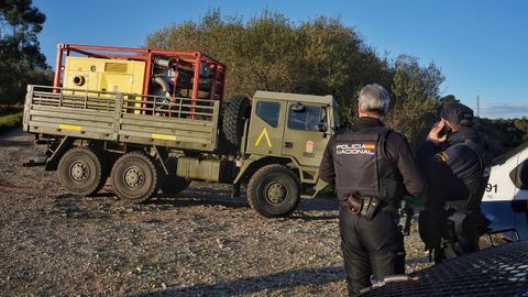 Agentes de la Polica Nacional rastrean la balsa de Berbes, en Ribadesella, Asturias