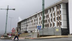 Las obras de ampliaci�n contin�an en el hospital Arquitecto Marcide de Ferrol, a�n rodeado de gr�as, en una imagen del s�bado. 