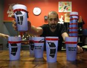 Os vasos decorados poden adquirirse por un euro. 