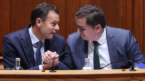  Luis Montenegro y el ministro de Finanzas, Joaquim Miranda Sarmento, celebran la aprobacin de los Presupuestos del 2026.