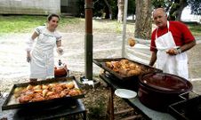 En otras localidades gallegas tambi�n se exalta el pollo asado. 