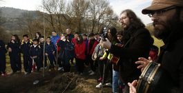 Alumnos de los colegios Vistahermosa y Padre Feijoo participaron en la plantaci�n de los �rboles en O Mu��o da Veiga. 
