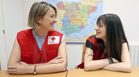 A la izquierda, Mar�a Jos� Reguera, responsable del �rea de juventud de Cruz Roja en Pontevedra�y, a la derecha, Ainoa Garz�n, voluntaria de la entidad.