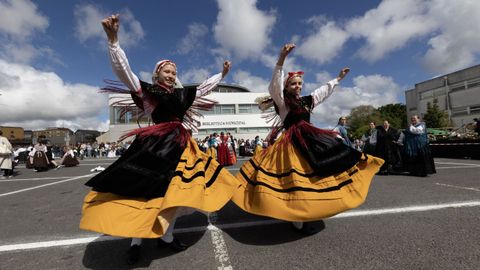 D�as mozas bailando unha mui�eira, nun torneo na Laracha, nunha imaxe de arquivo.