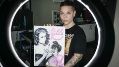 Sandra �lvarez, junto a su ilustraci�n