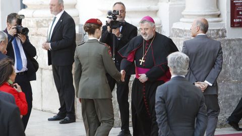 La princesa de Asturias, Leonor de Borbón, saluda al arzobispo de Zaragoza, Carlos Manuel Escribano Subías