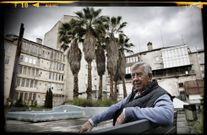 Gonzlez Gurriarn posa en la plaza interior que se ve desde su casa en la calle Concordia de la capital ourensana. 