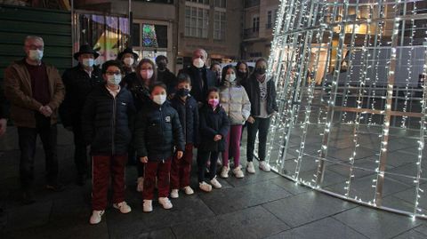 El alcalde Jos� Tom� y concejales de su equipo de gobierno, rodeados de ni�os junto al �rbol de luces de la plaza de Espa�a este viernes, tras el encendido del alumbrado navide�o