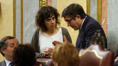 Alexandra Fern�ndez, en imagen de archivo, hablando con el presidente de la Mesa del Congreso en la pasada legislatura, el socialista Patxi L�pez. 