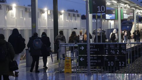 Pasajeros en la estaci�n de tren de A Coru�a en el primer d�a de huelga de maquinistas