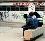 Los grafitis inundan paredes de la plaza del Africano.