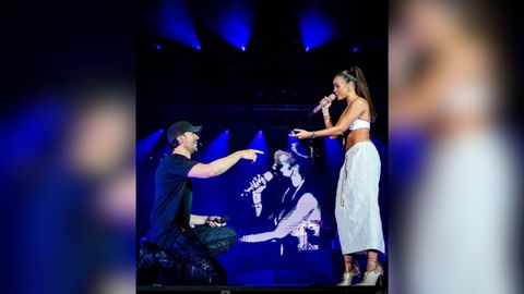 Enrique Iglesias y Emilia Mernes durante su actuacin conjunta.
