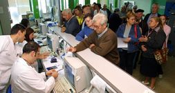 Colas en el centro de salud de Carballo