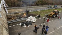 Tractores cortando la A-52 en Xinzo de Limia