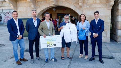 As autoridades co peregrino n�mero 50.000 que se aloxa no albergue p�blico vigu�s