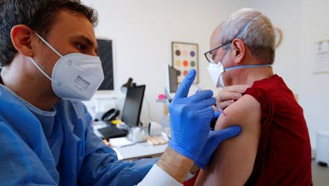 Un hombre recibe su dosis de AstraZeneca en Berlin