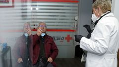 En el punto de cribado habilitado en la sede de Cruz Roja de Noia ?en la imagen?, al que se puede acudir sin cita, fueron el lunes 119 personas y se detectaron 11 positivos. En el hospital de Barbanza, que requiere de autocita, en esa jornada se diagnosticaron 26 casos en 78 pruebas realizadas. 