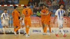 Los jugadores del Burela felicitan a Pitero por su gol